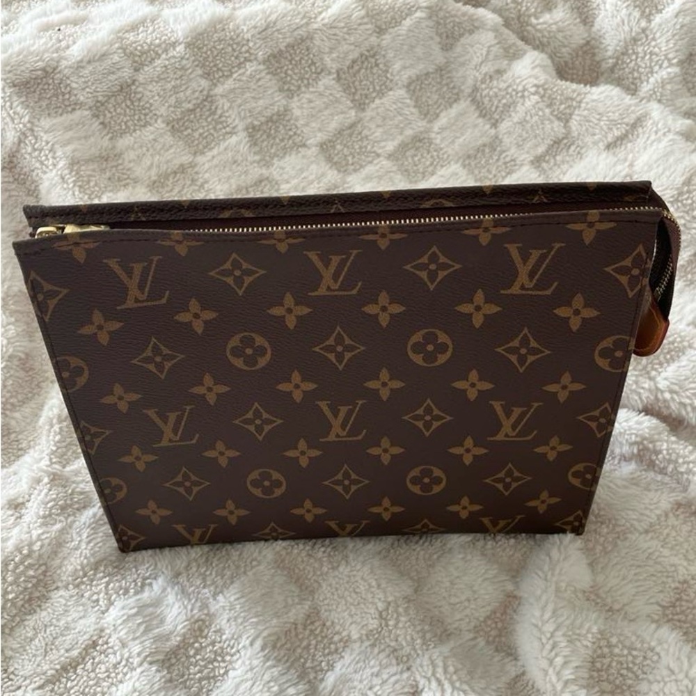 Louis Vuitton Toiletry 26